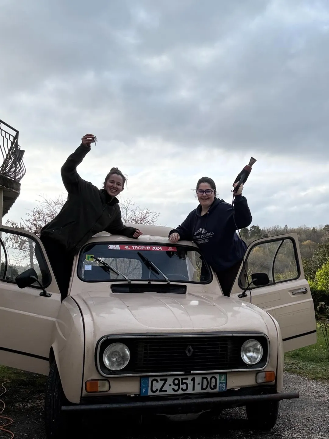 Margot et Louise, clés en main, debout dans les portières ouvertes de Jojo