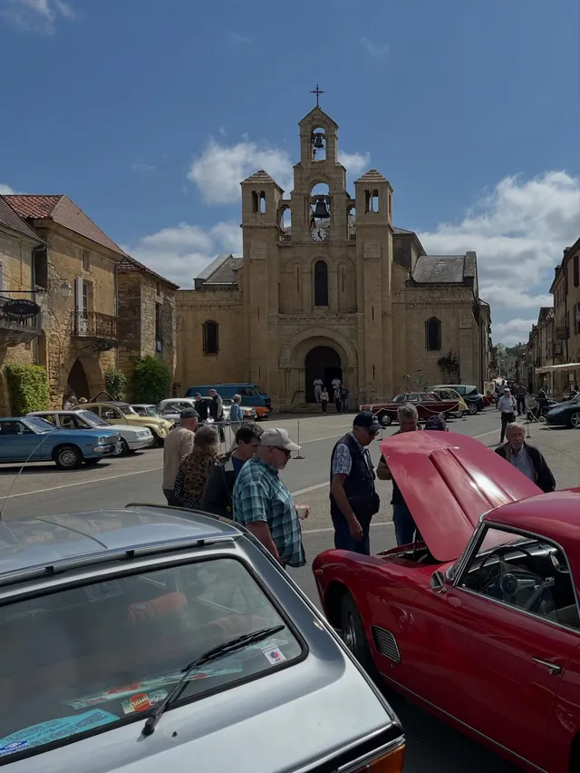 Rassemblement de véhicules d’époque à Villefranche-du-Périgord, le 26 avril 2026